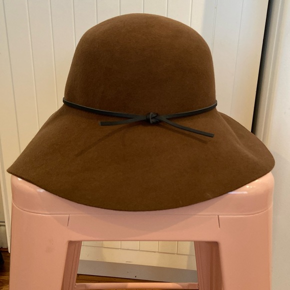 Aritzia Accessories - ARITZIA Talulah label BAYLIS Festival floppy wool hat S/M